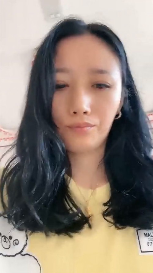 极品少妇儿子在家还偷偷的跟狼友发骚，揉着奶子玩着逼儿子突然推门进来，快他么吓死她了，把儿子赶走接着嗨